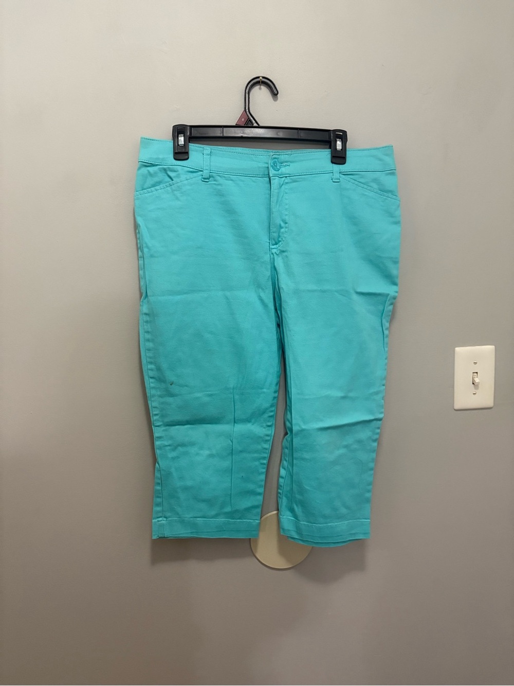 St. John's Bay Turquoise Capri Pants